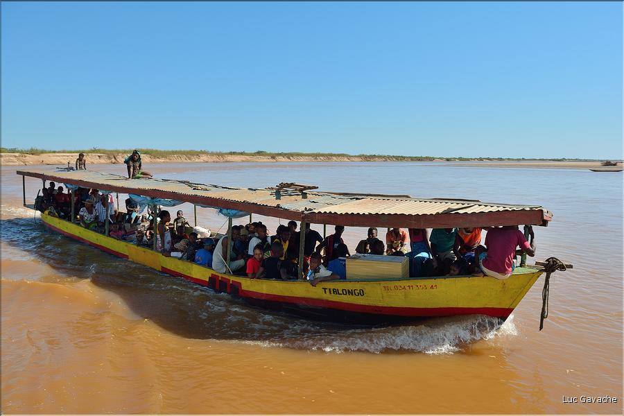 En remontant le fleuve Tsiribihinia jusqu'à Belo. (62)
