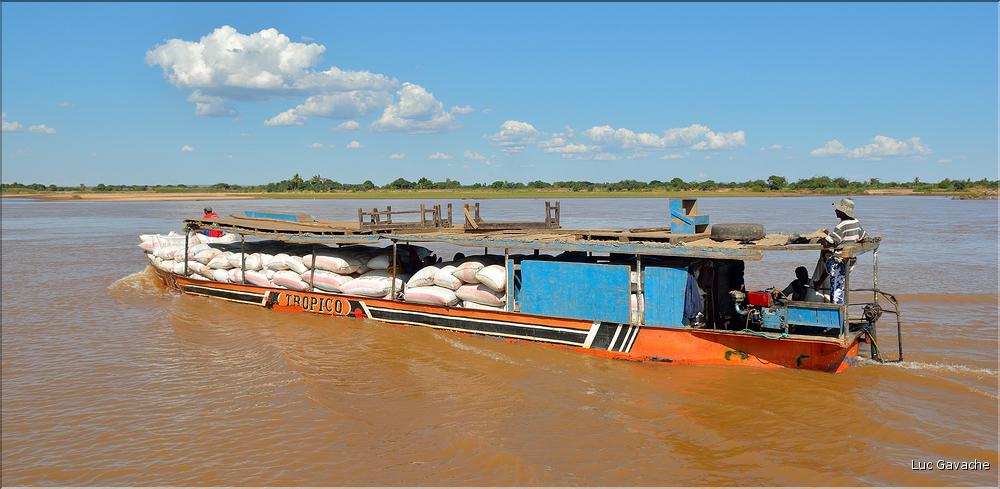 En remontant le fleuve Tsiribihinia jusqu'à Belo. (67)