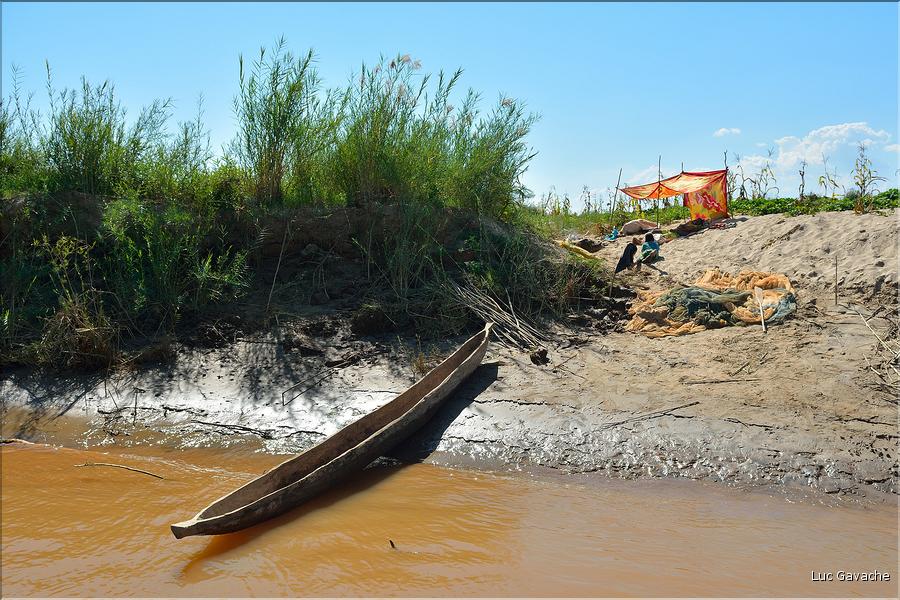 En remontant le fleuve Tsiribihinia jusqu'à Belo. (69)