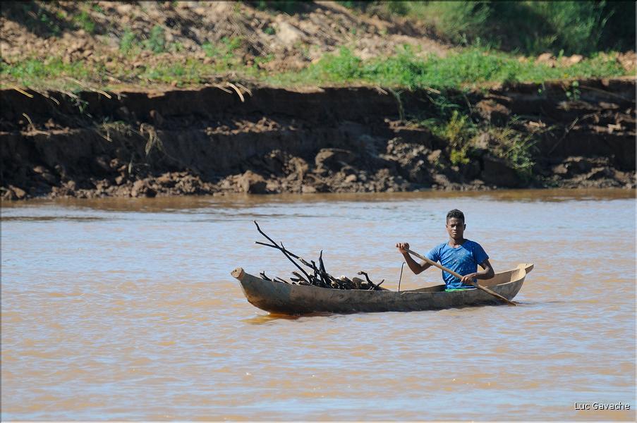 En remontant le fleuve Tsiribihinia jusqu'à Belo. (71)
