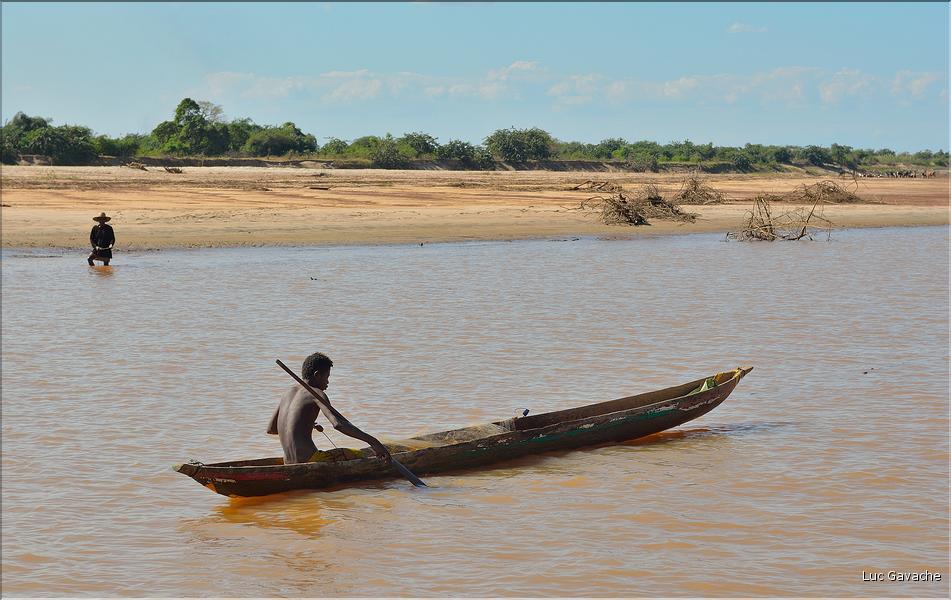 En remontant le fleuve Tsiribihinia jusqu'à Belo. (74)