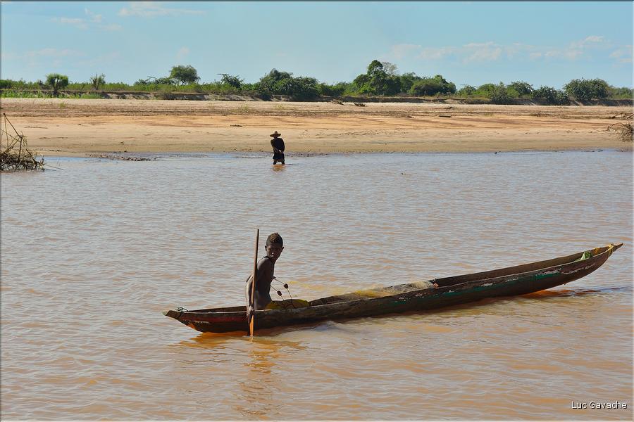 En remontant le fleuve Tsiribihinia jusqu'à Belo. (75)
