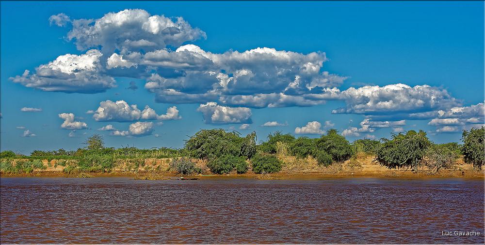 En remontant le fleuve Tsiribihinia jusqu'à Belo. (80)