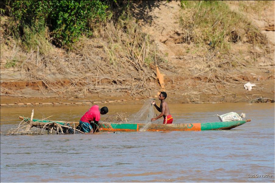 En remontant le fleuve Tsiribihinia jusqu'à Belo. (81)