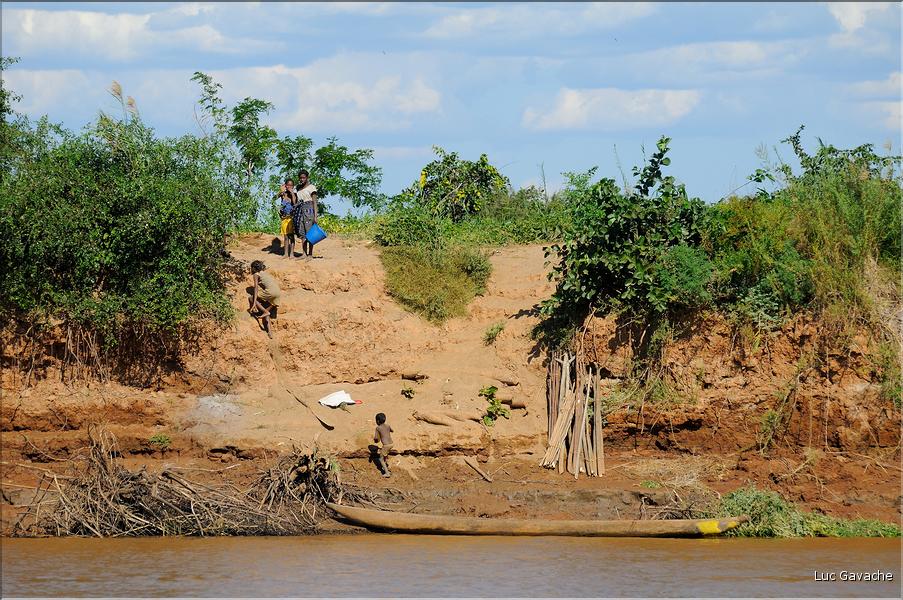 En remontant le fleuve Tsiribihinia jusqu'à Belo. (82)