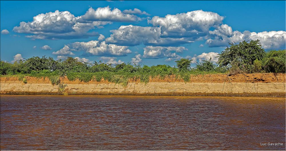 En remontant le fleuve Tsiribihinia jusqu'à Belo. (84)