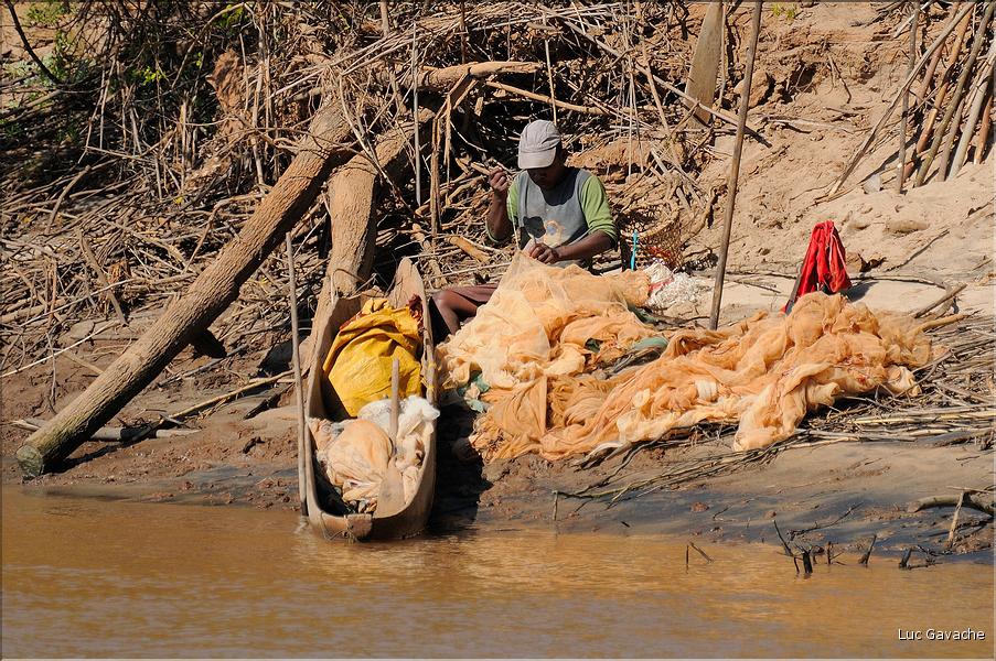 En remontant le fleuve Tsiribihinia jusqu'à Belo. (86)