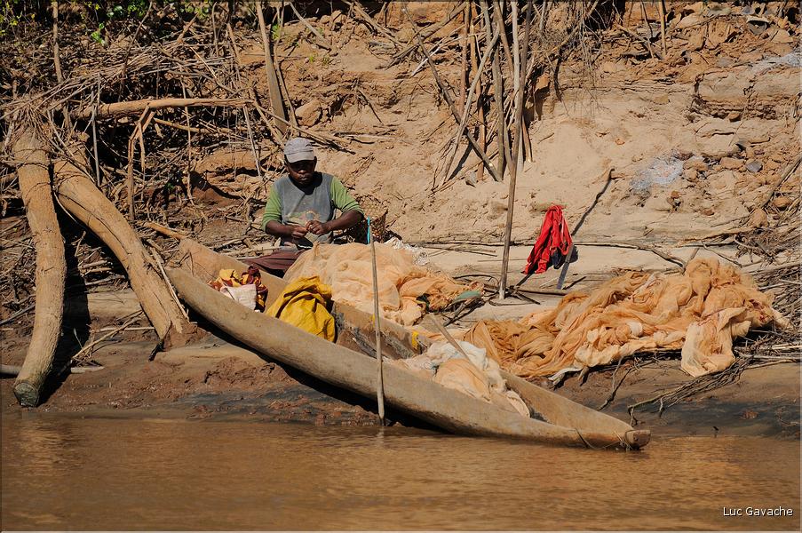 En remontant le fleuve Tsiribihinia jusqu'à Belo. (87)