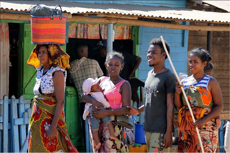 Dans les rues de Belo-sur-Tsiribihinia. (54)