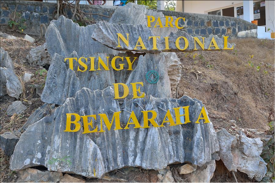 Les grands Tsingy de Bekopaka sont issus d'une formation calcaire de 200 millions d'années. (1)