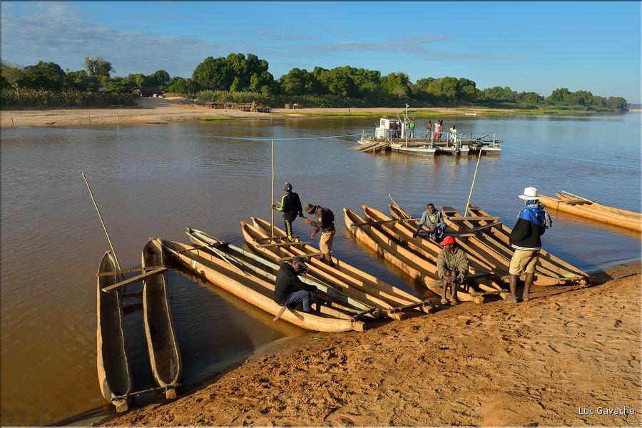 La rivière Manambolo coule à proximité des Tsingy. (1)