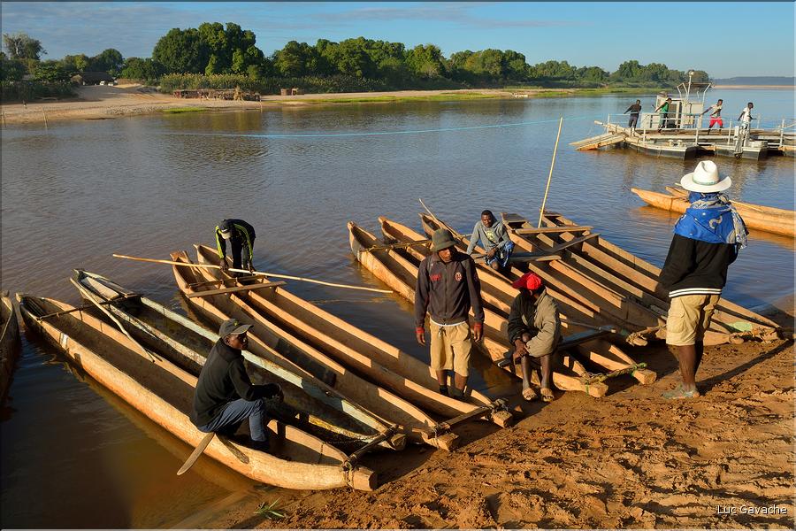 La rivière Manambolo coule à proximité des Tsingy. (2)