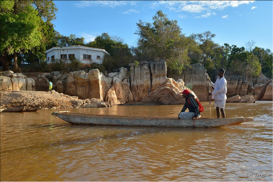 La rivière Manambolo coule à proximité des Tsingy. (7)