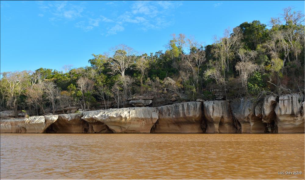 La rivière Manambolo coule à proximité des Tsingy. (13)
