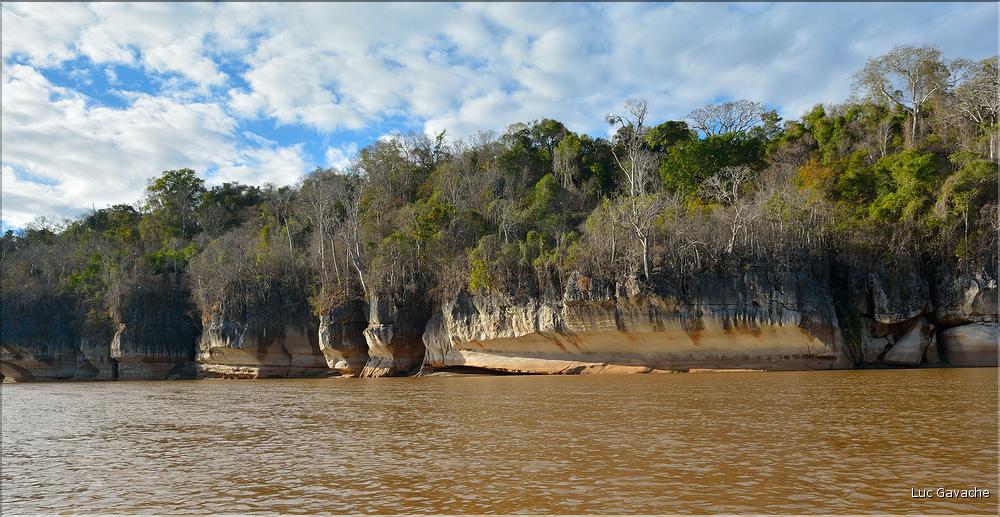 La rivière Manambolo coule à proximité des Tsingy. (14)