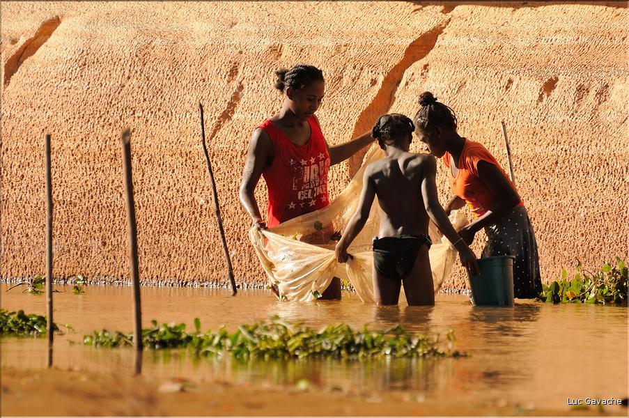 La rivière Manambolo coule à proximité des Tsingy. (27)