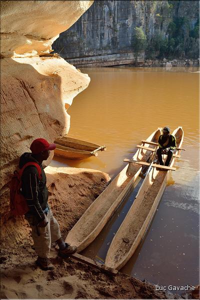 La rivière Manambolo coule à proximité des Tsingy. (40)