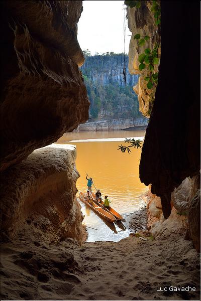 La rivière Manambolo coule à proximité des Tsingy. (41)