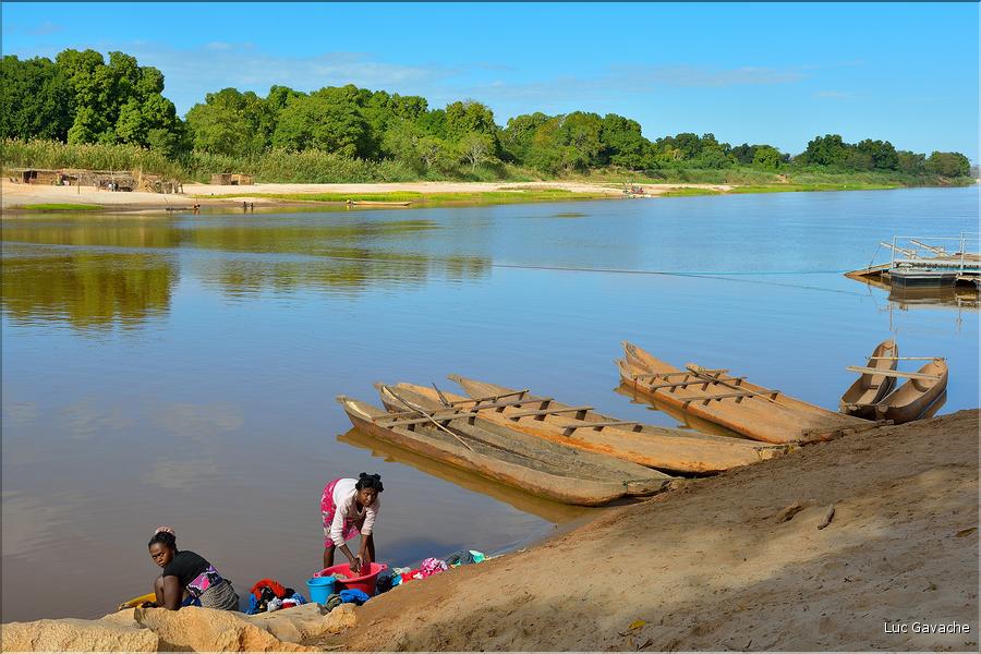 La rivière Manambolo coule à proximité des Tsingy. (49)