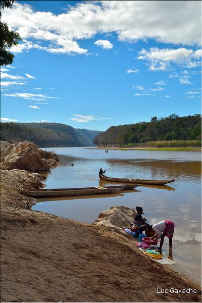 La rivière Manambolo coule à proximité des Tsingy. (52)