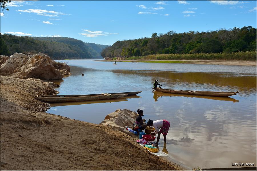La rivière Manambolo coule à proximité des Tsingy. (53)
