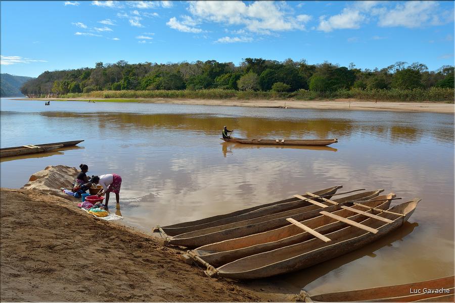 La rivière Manambolo coule à proximité des Tsingy. (54)