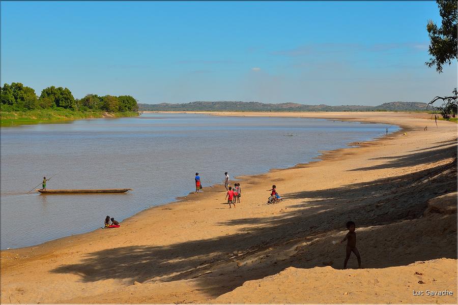 La rivière Manambolo coule à proximité des Tsingy. (63)