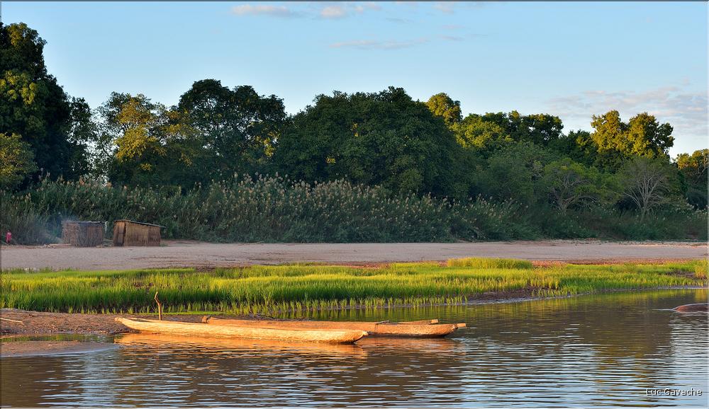 La rivière Manambolo coule à proximité des Tsingy. (76)