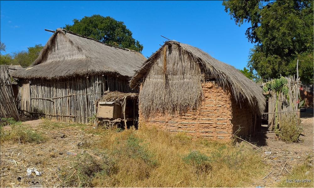Petite village à côté de la rivière Manambolo. (2)