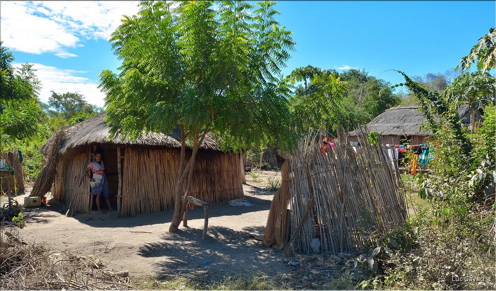 Petite village à côté de la rivière Manambolo. (3)