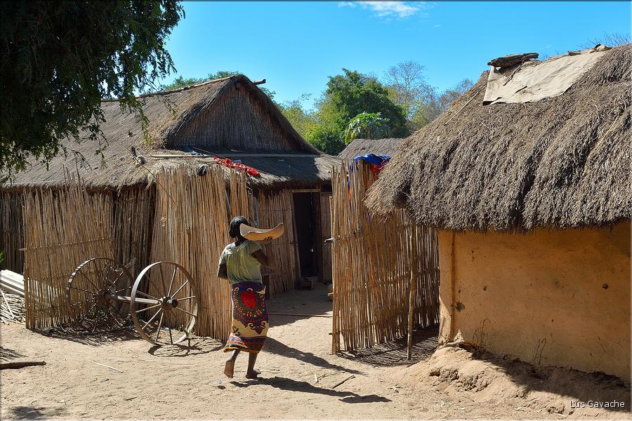 Petite village à côté de la rivière Manambolo. (4)