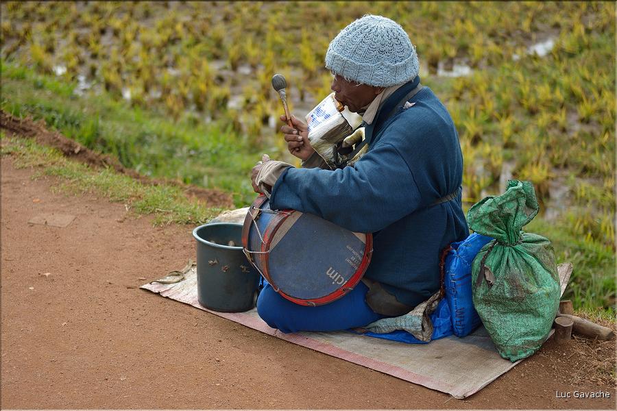 Le long de la route entre Antananarivo et Antsirabe. (10) Musicien de rue.