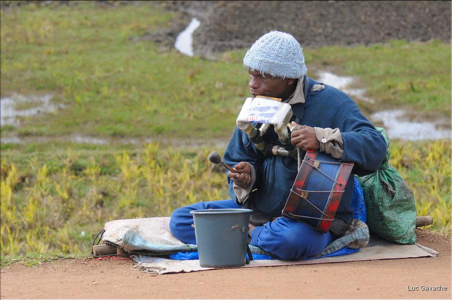 Le long de la route entre Antananarivo et Antsirabe. (12) Musicien de rue.