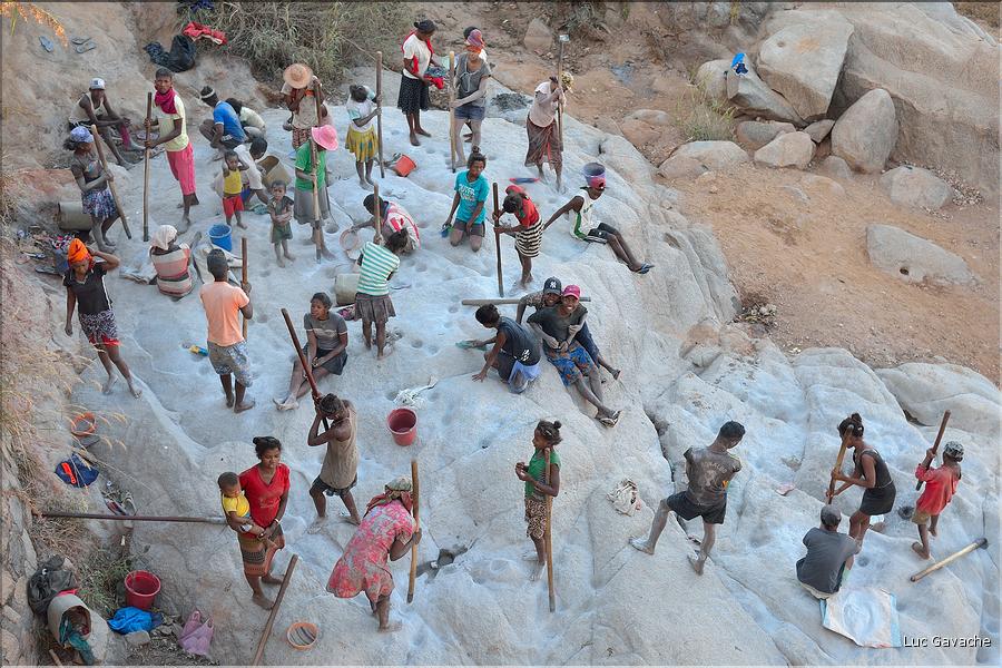 Sur la route entre Antsirabe et Miandrivazo. Les chercheurs d'or. (1)