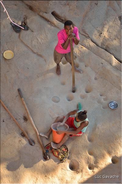 Sur la route entre Antsirabe et Miandrivazo. Les chercheurs d'or. (3)