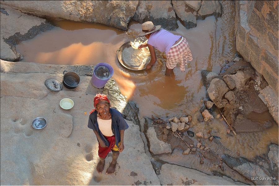 Sur la route entre Antsirabe et Miandrivazo. Les chercheurs d'or. (4)
