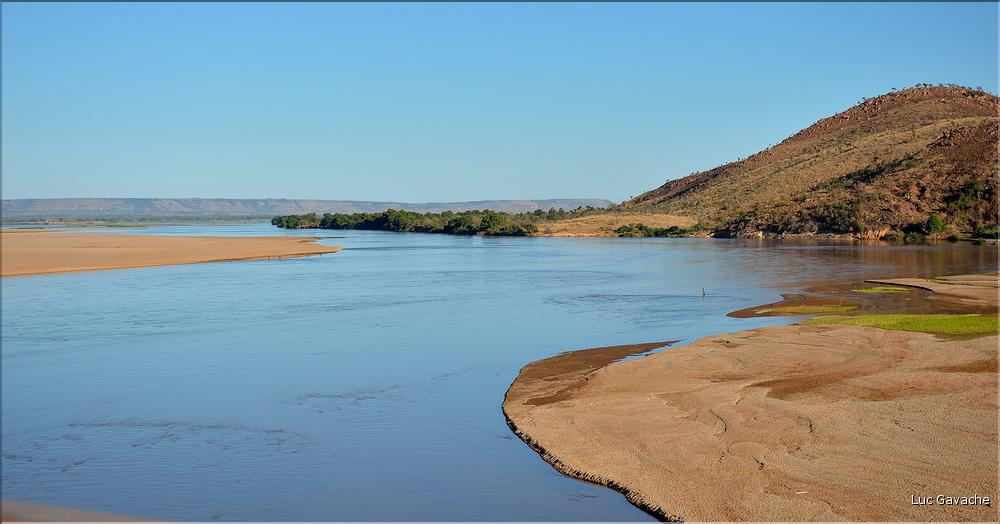 Le fleuve Tsiribihina entre Miandrivazo et Morondava. (2)