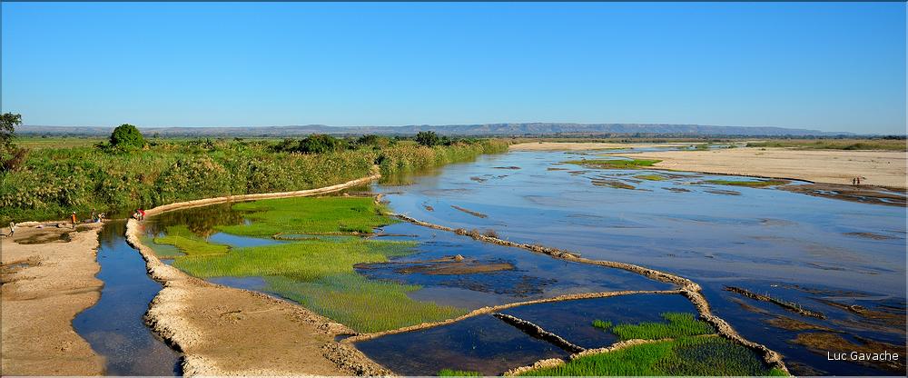 Le fleuve Tsiribihina entre Miandrivazo et Morondava. (6)