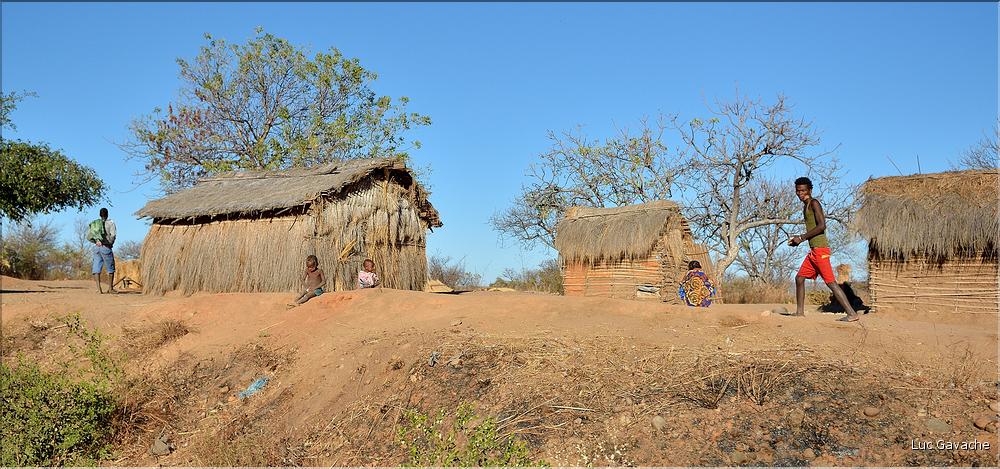 Scènes de vie le long de la route entre Miandrivazo et Morondava. (7)
