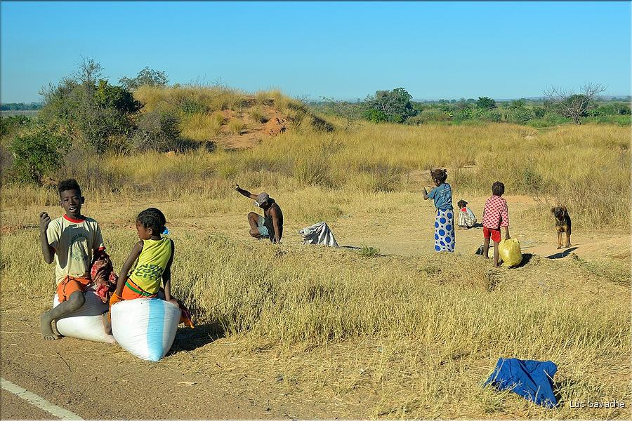 Scènes de vie le long de la route entre Miandrivazo et Morondava. (8)