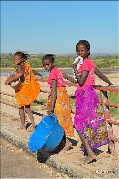 Scènes de vie le long de la route entre Miandrivazo et Morondava. (23)