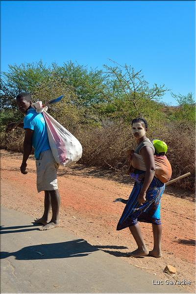 Scènes de vie le long de la route entre Miandrivazo et Morondava. (38)