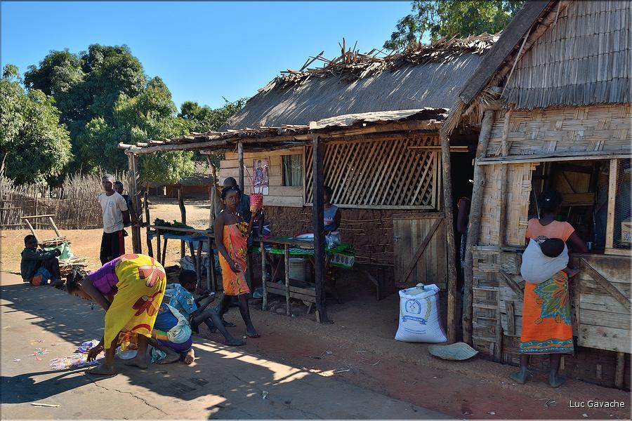 Scènes de vie le long de la route entre Miandrivazo et Morondava. (52)