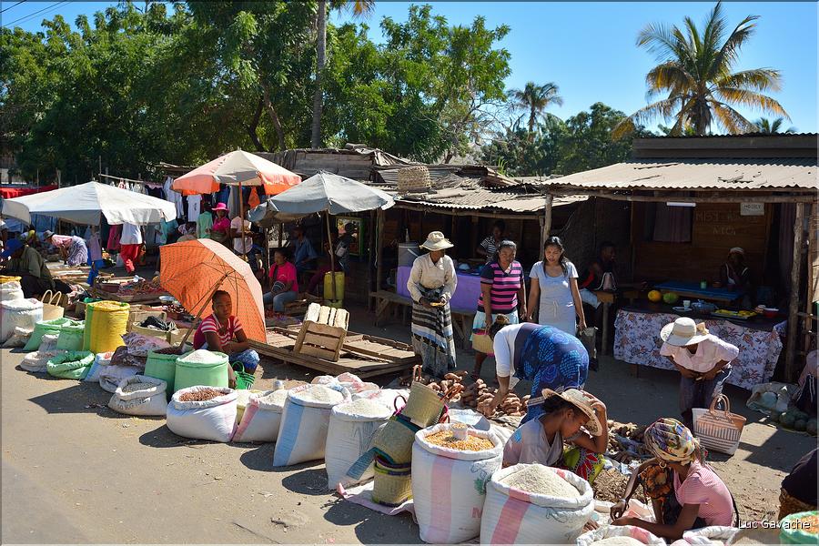 Dans les rues de Morondava. (1)
