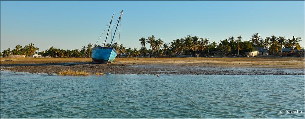 Mangrove et petit village de pêcheurs face à Morondava. (9)