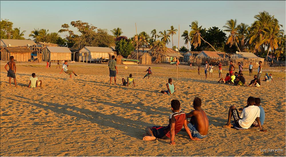 Mangrove et petit village de pêcheurs face à Morondava. (18)