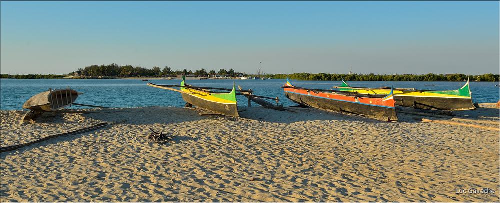 Mangrove et petit village de pêcheurs face à Morondava. (19)