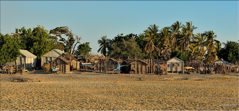 Mangrove et petit village de pêcheurs face à Morondava. (20)