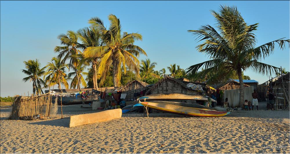 Mangrove et petit village de pêcheurs face à Morondava. (21)