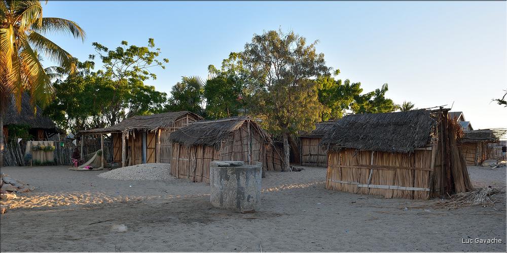 Mangrove et petit village de pêcheurs face à Morondava. (25)